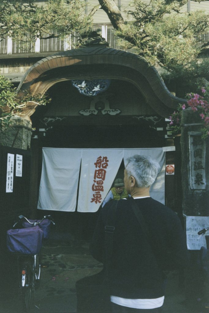 出張先の銭湯 写真家のElaine Lam（リン・イーリン）の写真