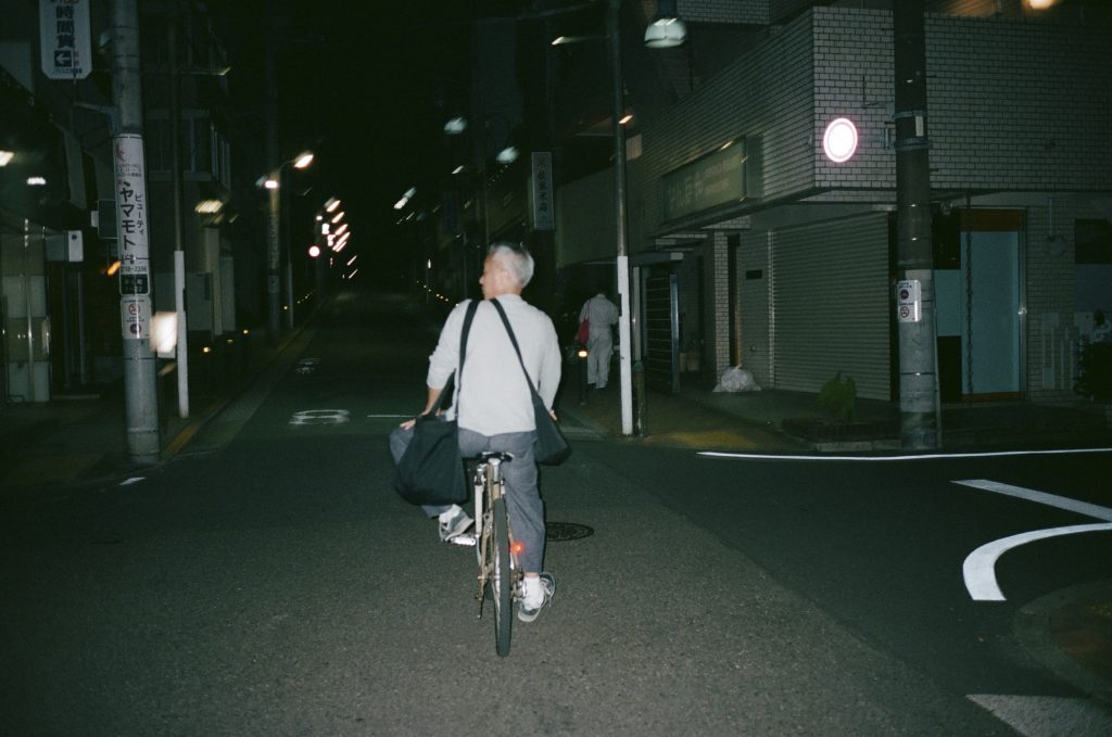 居酒屋に行く 写真家のElaine Lam（リン・イーリン）の写真