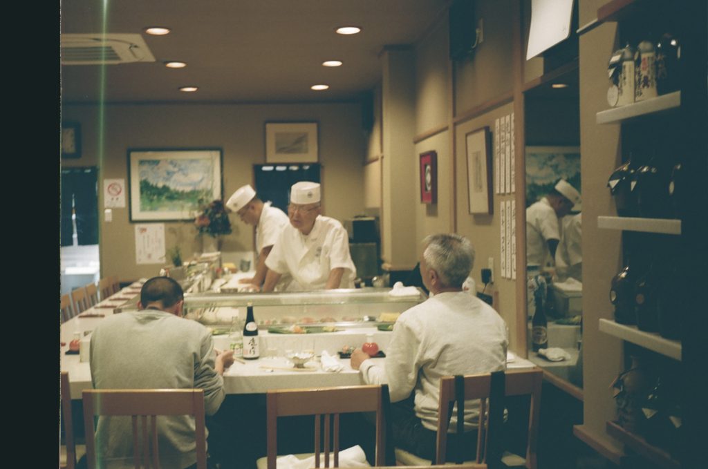 卒業の日の晩ごはん 写真家のElaine Lam（リン・イーリン）の写真