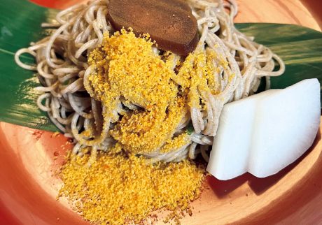 絶品のからすみ蕎麦も発見。続・フードライターP（ぴい）さんが見つけた、鎌倉の食いしん坊スポット。『月と松』スペシャリテの「からすみ蕎麦」、自家製からすみがたっぷり。まずは大根とからすみの薄切りを味わい、それからよく混ぜて蕎麦を手操る。 | スペシャリテの「からすみ蕎麦」、自家製からすみがたっぷり。まずは大根とからすみの薄切りを味わい、それからよく混ぜて蕎麦を手操る。