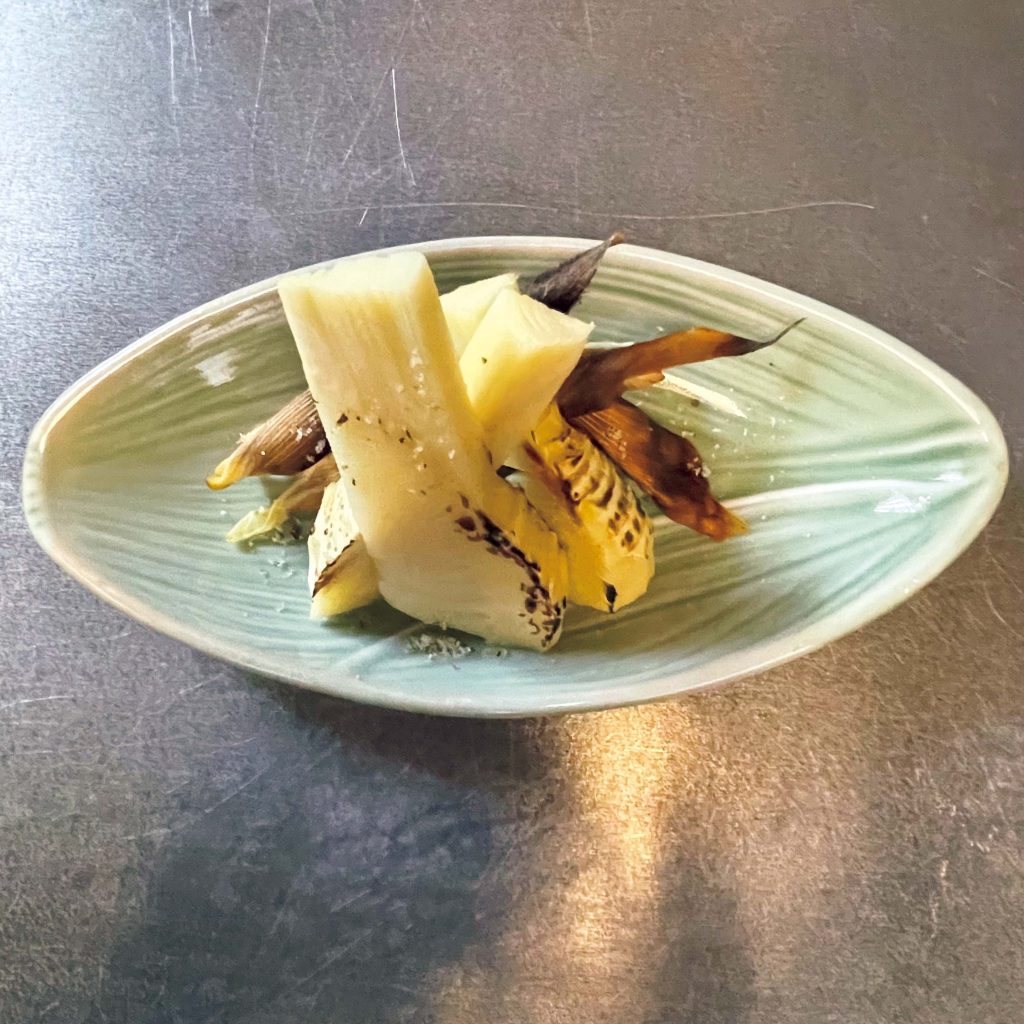 『月と松』ショートコースより。「焼き筍と木の芽塩」。品のよい味。 | ショートコースより。「焼き筍と木の芽塩」。品のよい味。