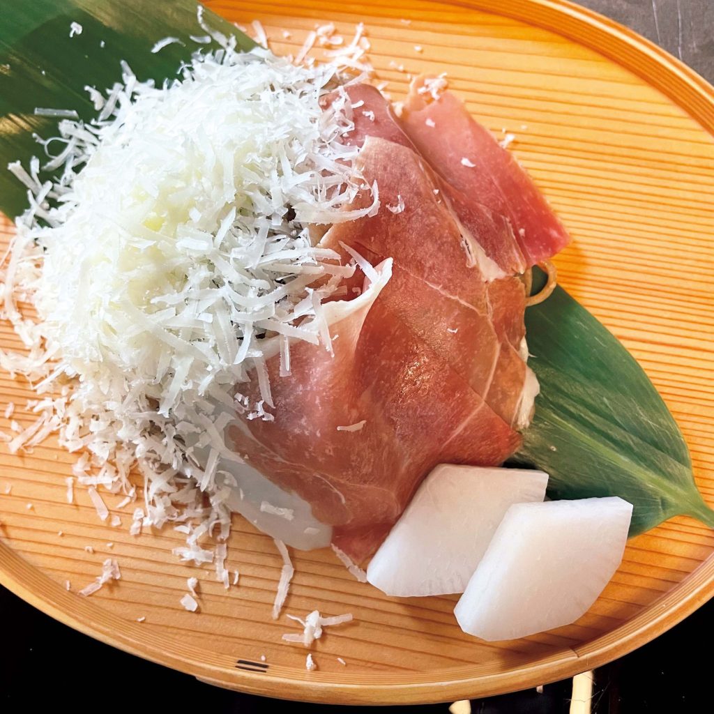 『月と松』「生ハムとチーズの蕎麦」。からすみ喬麦を、これを含む他の5、6種の蕎麦に変更可能。 | 「生ハムとチーズの蕎麦」。からすみ喬麦を、これを含む他の5、6種の蕎麦に変更可能。