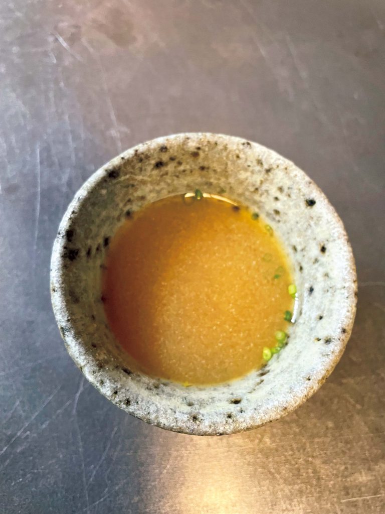 『月と松』昆布とかつお節でとった出汁の入った蕎麦湯。まるでポタージュ。味わい深い。 | 昆布とかつお節でとった出汁の入った蕎麦湯。まるでポタージュ。味わい深い。