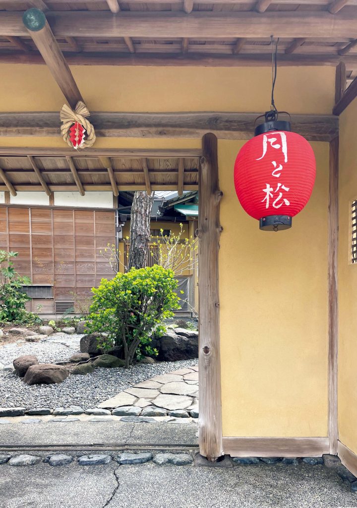 『月と松』この赤い提灯が目印。門をくぐって玄関へ進む。 | この赤い提灯が目印。門をくぐって玄関へ進む。