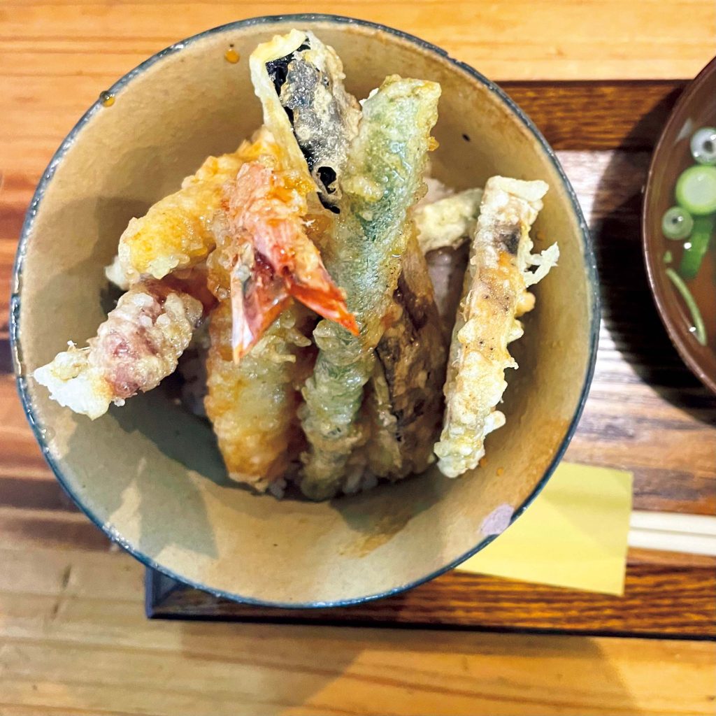 ハンバーガーや焼き菓子はいかが？  続・続・フードライターP（ぴい）さんが見つけた、鎌倉の食いしん坊スポット。「天丼(小)」¥1,100。海老天1、野菜天6。もちろん揚げたてだ。野菜のラインナップに紫人参が入っているのが、いかにも鎌倉野菜って感じで嬉しい。ちょっと甘めの薄味のたれもグッド。 | 「天丼(小)」¥1,100。海老天1、野菜天6。もちろん揚げたてだ。野菜のラインナップに紫人参が入っているのが、いかにも鎌倉野菜って感じで嬉しい。ちょっと甘めの薄味のたれもグッド。