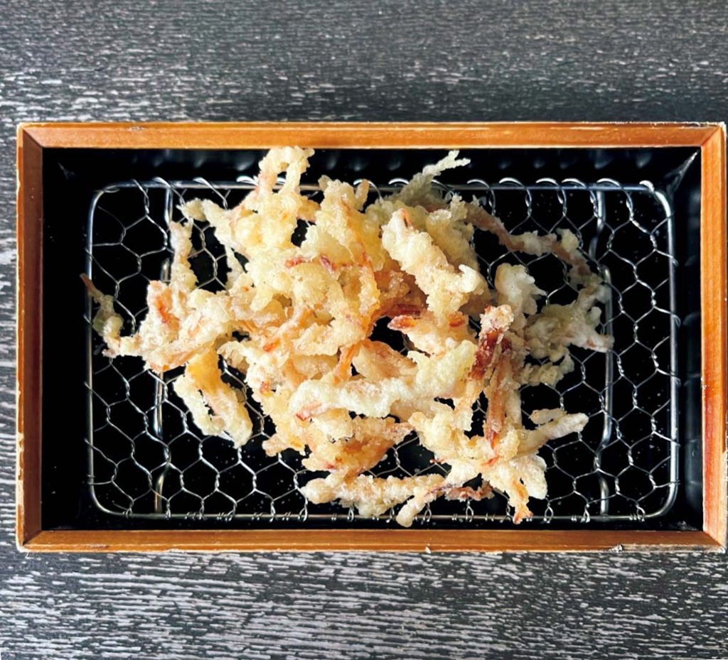 ハンバーガーや焼き菓子はいかが？  続・続・フードライターP（ぴい）さんが見つけた、鎌倉の食いしん坊スポット。天ぷらは単品でも。夕方、人がはけたころに1人飲みもいいかも。これは「さきいか」¥300。季節の菜の花や春キャベツなどもよさげ。 | 天ぷらは単品でも。夕方、人がはけたころに1人飲みもいいかも。これは「さきいか」¥300。季節の菜の花や春キャベツなどもよさげ。