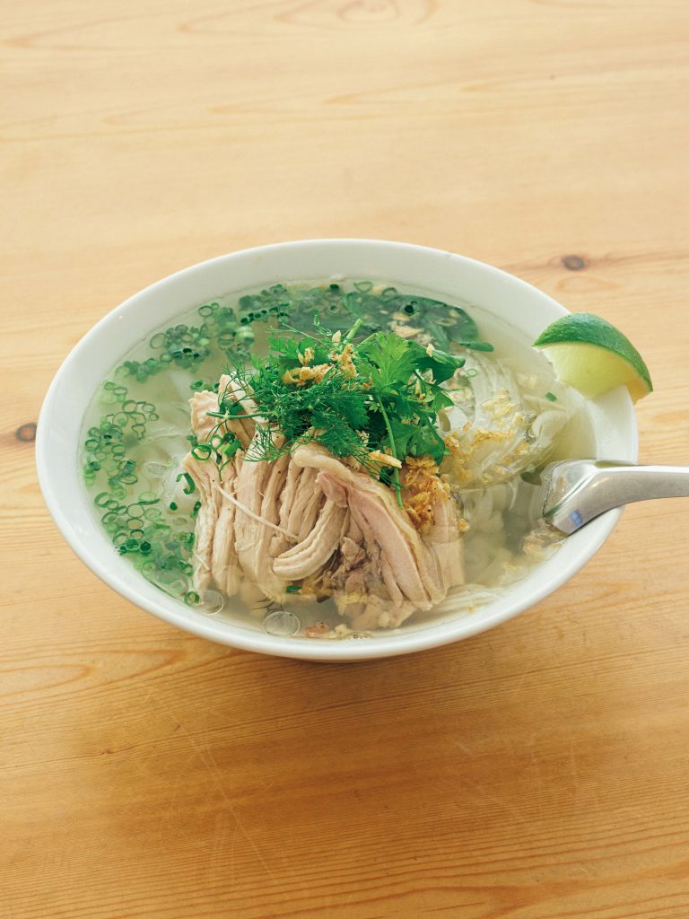 夏ですしね。 鎌倉あたりで、こんな麺はいかが。チキンのフォー￥1,200。最後の一滴まで飲み干せるすっきりさっぱりスープに、野菜もチキンもたっぷり。これ一杯で大満足。 | チキンのフォー￥1,200。最後の一滴まで飲み干せるすっきりさっぱりスープに、野菜もチキンもたっぷり。これ一杯で大満足。