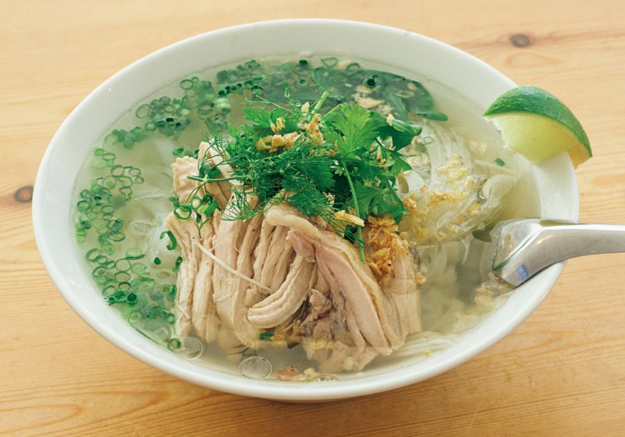 夏ですしね。 鎌倉あたりで、こんな麺はいかが。チキンのフォー￥1,200。最後の一滴まで飲み干せるすっきりさっぱりスープに、野菜もチキンもたっぷり。これ一杯で大満足。 | チキンのフォー￥1,200。最後の一滴まで飲み干せるすっきりさっぱりスープに、野菜もチキンもたっぷり。これ一杯で大満足。