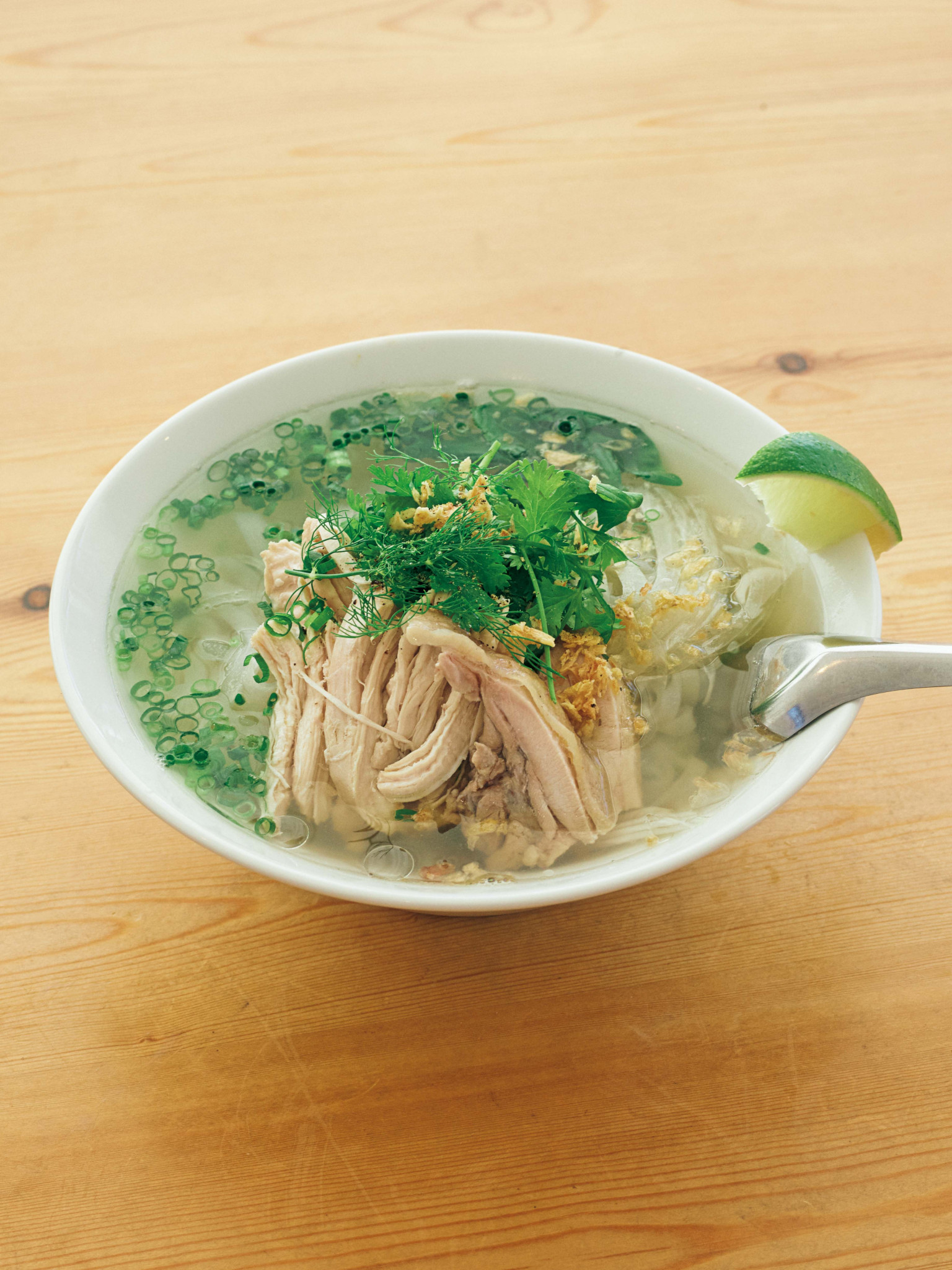 夏ですしね。 鎌倉あたりで、こんな麺はいかが。チキンのフォー￥1,200。最後の一滴まで飲み干せるすっきりさっぱりスープに、野菜もチキンもたっぷり。これ一杯で大満足。 | チキンのフォー￥1,200。最後の一滴まで飲み干せるすっきりさっぱりスープに、野菜もチキンもたっぷり。これ一杯で大満足。
