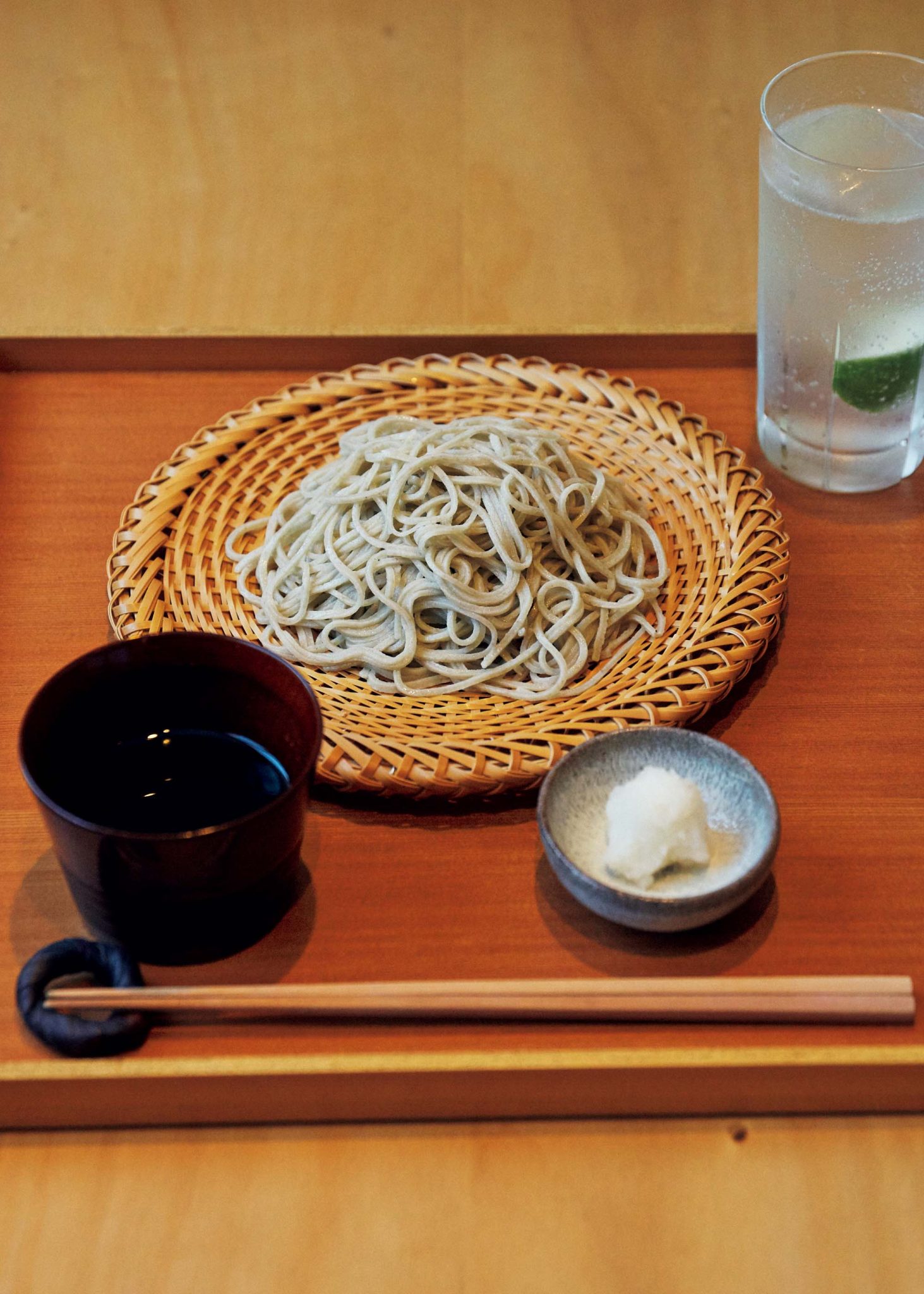 夏ですしね。 鎌倉あたりで、こんな麺はいかが。コースの〆に登場するざる。夜のおまかせは￥11,000から。わさびではなく、辛味大根でいただく。波瑠奈さん作のジントニック￥1,200を添えて。 | コースの〆に登場するざる。夜のおまかせは￥11,000から。わさびではなく、辛味大根でいただく。波瑠奈さん作のジントニック￥1,200を添えて。