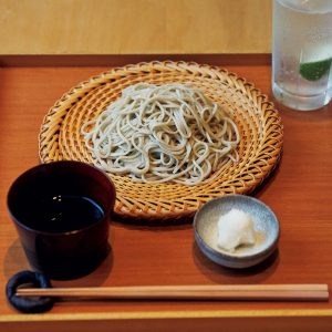 夏ですしね。 鎌倉あたりで、こんな麺はいかが。コースの〆に登場するざる。夜のおまかせは￥11,000から。わさびではなく、辛味大根でいただく。波瑠奈さん作のジントニック￥1,200を添えて。 | コースの〆に登場するざる。夜のおまかせは￥11,000から。わさびではなく、辛味大根でいただく。波瑠奈さん作のジントニック￥1,200を添えて。