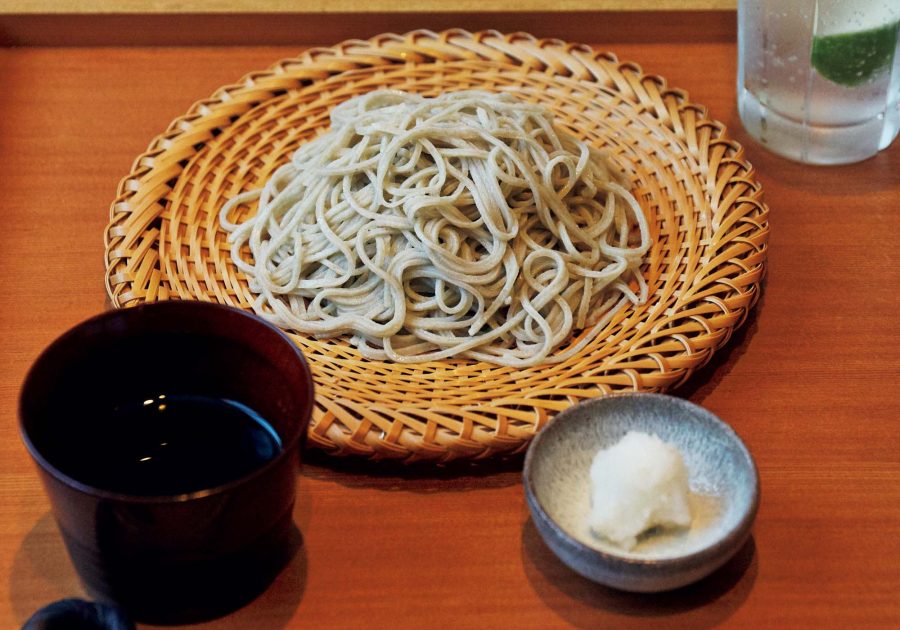 夏ですしね。 鎌倉あたりで、こんな麺はいかが。コースの〆に登場するざる。夜のおまかせは￥11,000から。わさびではなく、辛味大根でいただく。波瑠奈さん作のジントニック￥1,200を添えて。 | コースの〆に登場するざる。夜のおまかせは￥11,000から。わさびではなく、辛味大根でいただく。波瑠奈さん作のジントニック￥1,200を添えて。