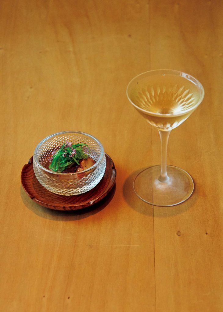 夏ですしね。 鎌倉あたりで、こんな麺はいかが。先付のタコと賀茂茄子の炊き合わせ。ひんやり冷たい。シェリーとドライベルモットで作るカクテル、バンブー￥1,200を添えて。 | 先付のタコと賀茂茄子の炊き合わせ。ひんやり冷たい。シェリーとドライベルモットで作るカクテル、バンブー￥1,200を添えて。
