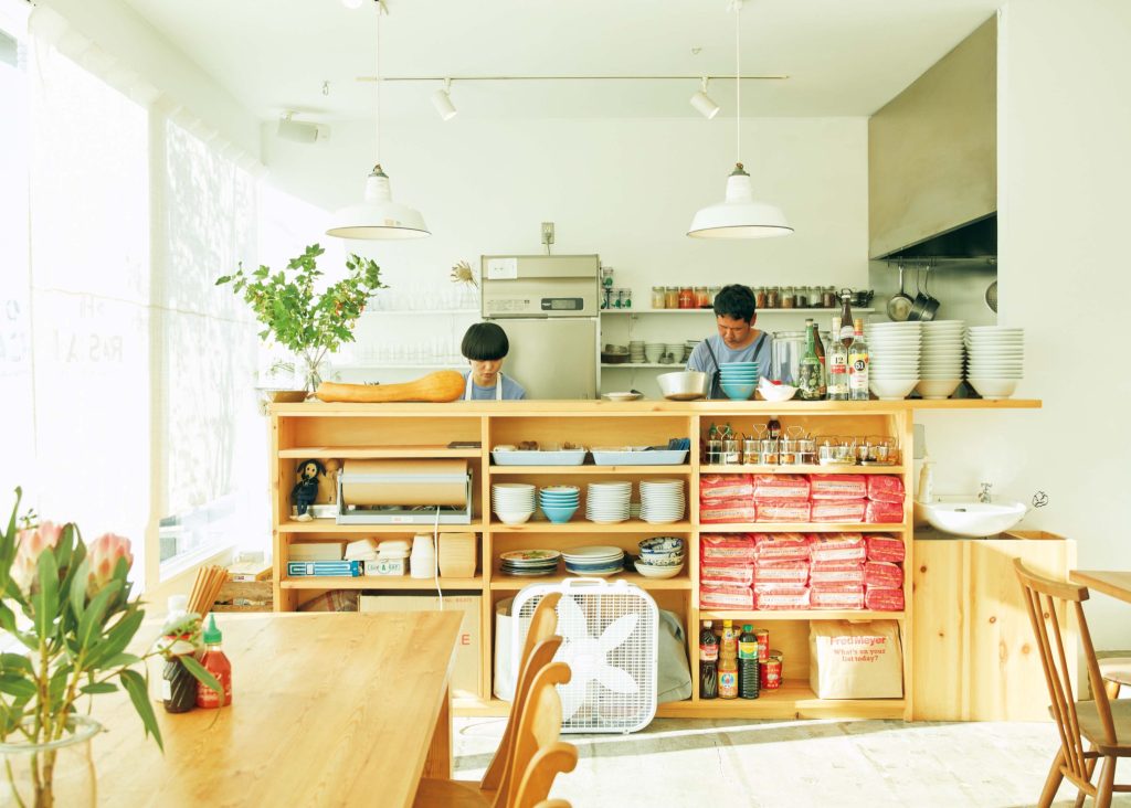 夏ですしね。 鎌倉あたりで、こんな麺はいかが。日差しさんさんの『フォー・ラスカル』。見せる収納的な棚の中にいるおさるさんの編みぐるみがかわいい。 | 日差しさんさんの『フォー・ラスカル』。見せる収納的な棚の中にいるおさるさんの編みぐるみがかわいい。