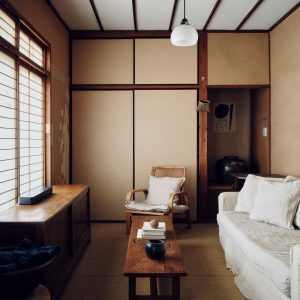 自分たちらしい空間に、家を育てていく。『hitonoto』店主・安田奈央さんとビデオグラファー・ニック・ヴァン・デル・ギーセンさんの築60年のお家。リビングは、夜になると障子の前にスクリーンを下ろしてムービールームに。床はサイザル地に張り替えている。 | リビングは、夜になると障子の前にスクリーンを下ろしてムービールームに。床はサイザル地に張り替えている。