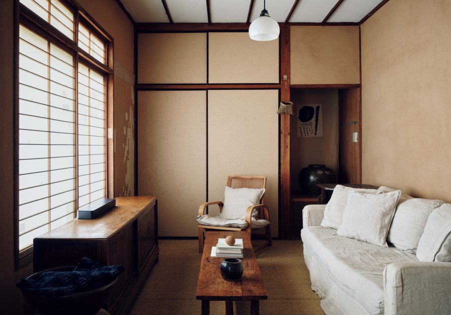 自分たちらしい空間に、家を育てていく。『hitonoto』店主・安田奈央さんとビデオグラファー・ニック・ヴァン・デル・ギーセンさんの築60年のお家。リビングは、夜になると障子の前にスクリーンを下ろしてムービールームに。床はサイザル地に張り替えている。 | リビングは、夜になると障子の前にスクリーンを下ろしてムービールームに。床はサイザル地に張り替えている。