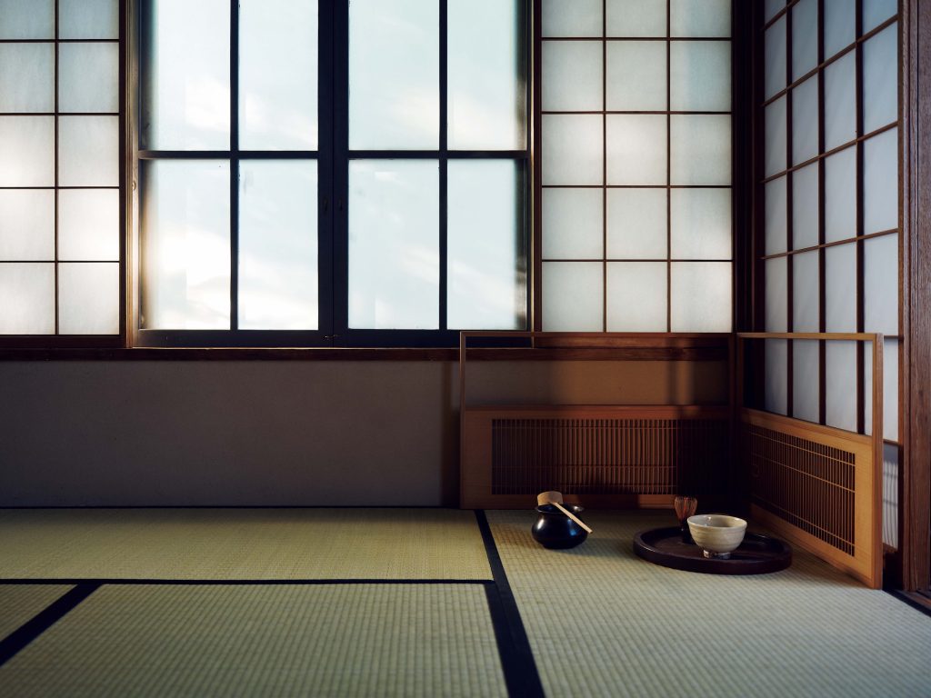 自分たちらしい空間に、家を育てていく。『hitonoto』店主・安田奈央さんとビデオグラファー・ニック・ヴァン・デル・ギーセンさんの築60年のお家。 | お茶を淹れる和室は勾配がある船底天井だが、障子の外側は曇りガラスになっていて和洋折衷の設え。