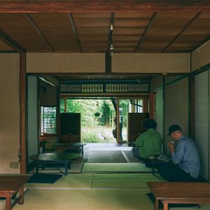 町家自体が鳴るような喫茶空間。京都・岡崎『しばし』。スピーカーは〈LOCKWOOD〉。庭から竹林の葉音など、自然音がレコードに混じる。 | スピーカーは〈LOCKWOOD〉。庭から竹林の葉音など、自然音がレコードに混じる。