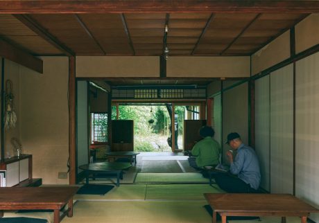 町家自体が鳴るような喫茶空間。京都・岡崎『しばし』。スピーカーは〈LOCKWOOD〉。庭から竹林の葉音など、自然音がレコードに混じる。 | スピーカーは〈LOCKWOOD〉。庭から竹林の葉音など、自然音がレコードに混じる。