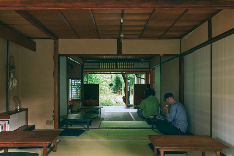町家自体が鳴るような喫茶空間。京都・岡崎『しばし』。スピーカーは〈LOCKWOOD〉。庭から竹林の葉音など、自然音がレコードに混じる。 | スピーカーは〈LOCKWOOD〉。庭から竹林の葉音など、自然音がレコードに混じる。