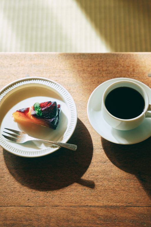 町家自体が鳴るような喫茶空間。京都・岡崎『しばし』。コーヒーは喫茶『woven』の『しばし』オリジナル中深煎りブレンド（￥700）。タルトタタン（￥800）はケーキ店『ラ・ヴァチュール』特製ヴィーガン仕様。他に季節の漢方茶や『御菓子丸』の琥珀糖などの和菓子も。 | コーヒーは喫茶『woven』の『しばし』オリジナル中深煎りブレンド（￥700）。タルトタタン（￥800）はケーキ店『ラ・ヴァチュール』特製ヴィーガン仕様。他に季節の漢方茶や『御菓子丸』の琥珀糖などの和菓子も。
