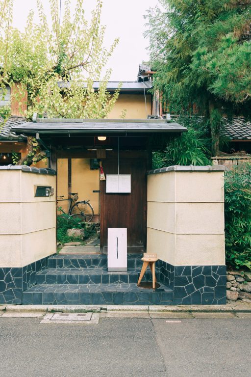 町家自体が鳴るような喫茶空間。京都・岡崎『しばし』。 | 岡崎公園から徒歩5分ほどの位置。