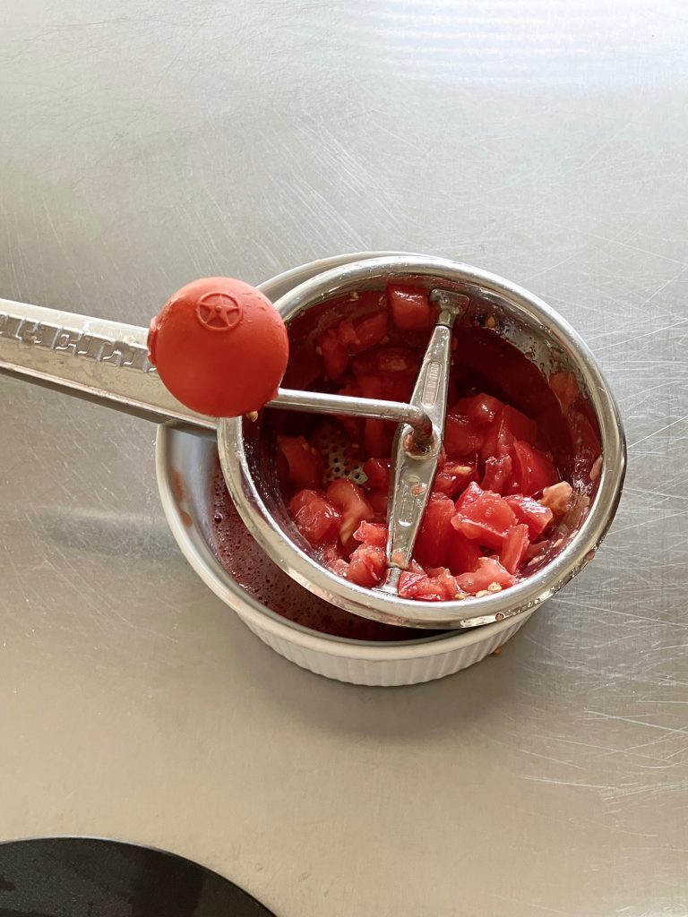 こちらがフランスのムーラン・ア・レギューム(野菜濾し器)。”よい加減の粗さ”に仕上がります。すりおろしトマト 【長尾智子 おいしいニュー・スタンダード。 vol.3】 | こちらがフランスのムーラン・ア・レギューム(野菜濾し器)。”よい加減の粗さ”に仕上がります。 こちらがフランスのムーラン・ア・レギューム(野菜濾し器)。”よい加減の粗さ”に仕上がります。すりおろしトマト 【長尾智子 おいしいニュー・スタンダード。 vol.3】 | こちらがフランスのムーラン・ア・レギューム(野菜濾し器)。”よい加減の粗さ”に仕上がります。