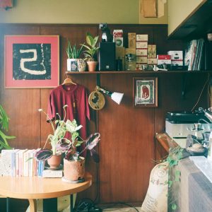 コーヒーのように体に馴染む音楽を。大阪・西田辺『LONG SEASON』。 | 府道30号線に向けた大きな窓から陽射しが入る店内には店主、沖田卓也さんのお気に入りが所狭しと。レコードプレーヤーは〈Technics〉。