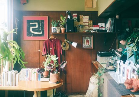 コーヒーのように体に馴染む音楽を。大阪・西田辺『LONG SEASON』。 | 府道30号線に向けた大きな窓から陽射しが入る店内には店主、沖田卓也さんのお気に入りが所狭しと。レコードプレーヤーは〈Technics〉。