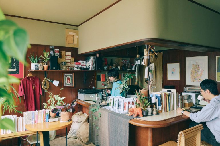 コーヒーのように体に馴染む音楽を。大阪・西田辺『LONG SEASON』。店内は6席ほど。スピーカーはデンマーク〈DALI〉製で椅子などはヴィンテージの北欧家具。 | 店内は6席ほど。スピーカーはデンマーク〈DALI〉製で椅子などはヴィンテージの北欧家具。