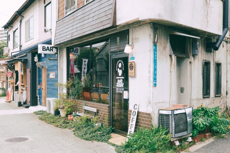 コーヒーのように体に馴染む音楽を。大阪・西田辺『LONG SEASON』。店舗は40年以上続いた元喫茶店を改装。 | 店舗は40年以上続いた元喫茶店を改装。