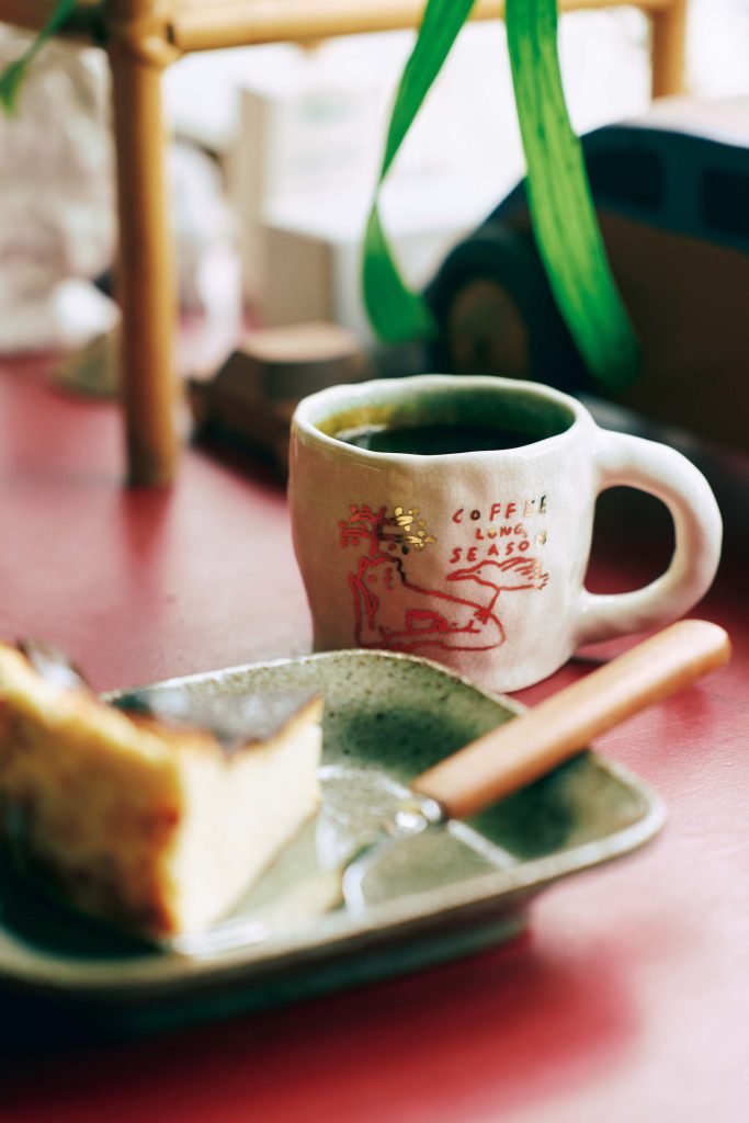 コーヒーのように体に馴染む音楽を。大阪・西田辺『LONG SEASON』。果実の甘味が感じられるエルサルバドルのコーヒー（￥800）。手作りのチーズケーキ（￥500）。焙煎された豆も販売。
