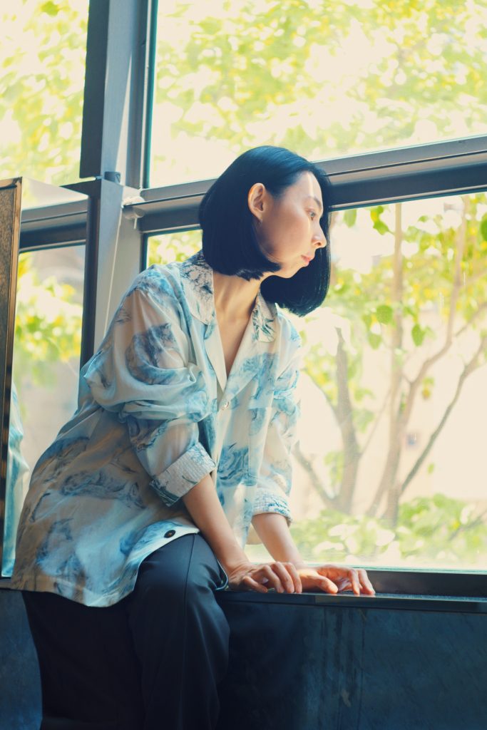 「走馬灯に出てこないような日常のささやかさに目を向け、言葉を綴り続ける」。作家・朝吹真理子さんが語る、エッセイ『信号旗K』に込めた想い。