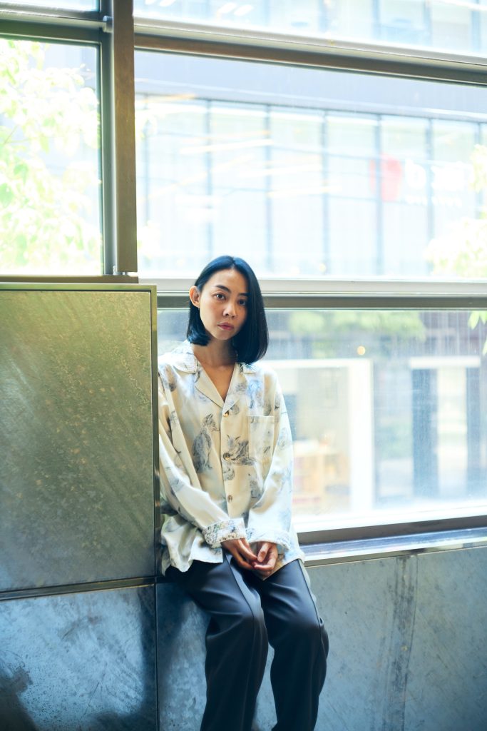 「走馬灯に出てこないような日常のささやかさに目を向け、言葉を綴り続ける」。作家・朝吹真理子さんが語る、エッセイ『信号旗K』に込めた想い。
