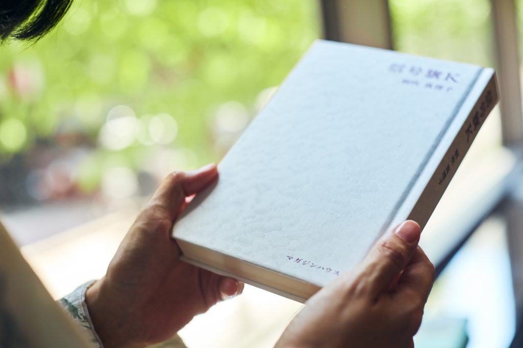 「走馬灯に出てこないような日常のささやかさに目を向け、言葉を綴り続ける」。作家・朝吹真理子さんが語る、エッセイ『信号旗K』に込めた想い。