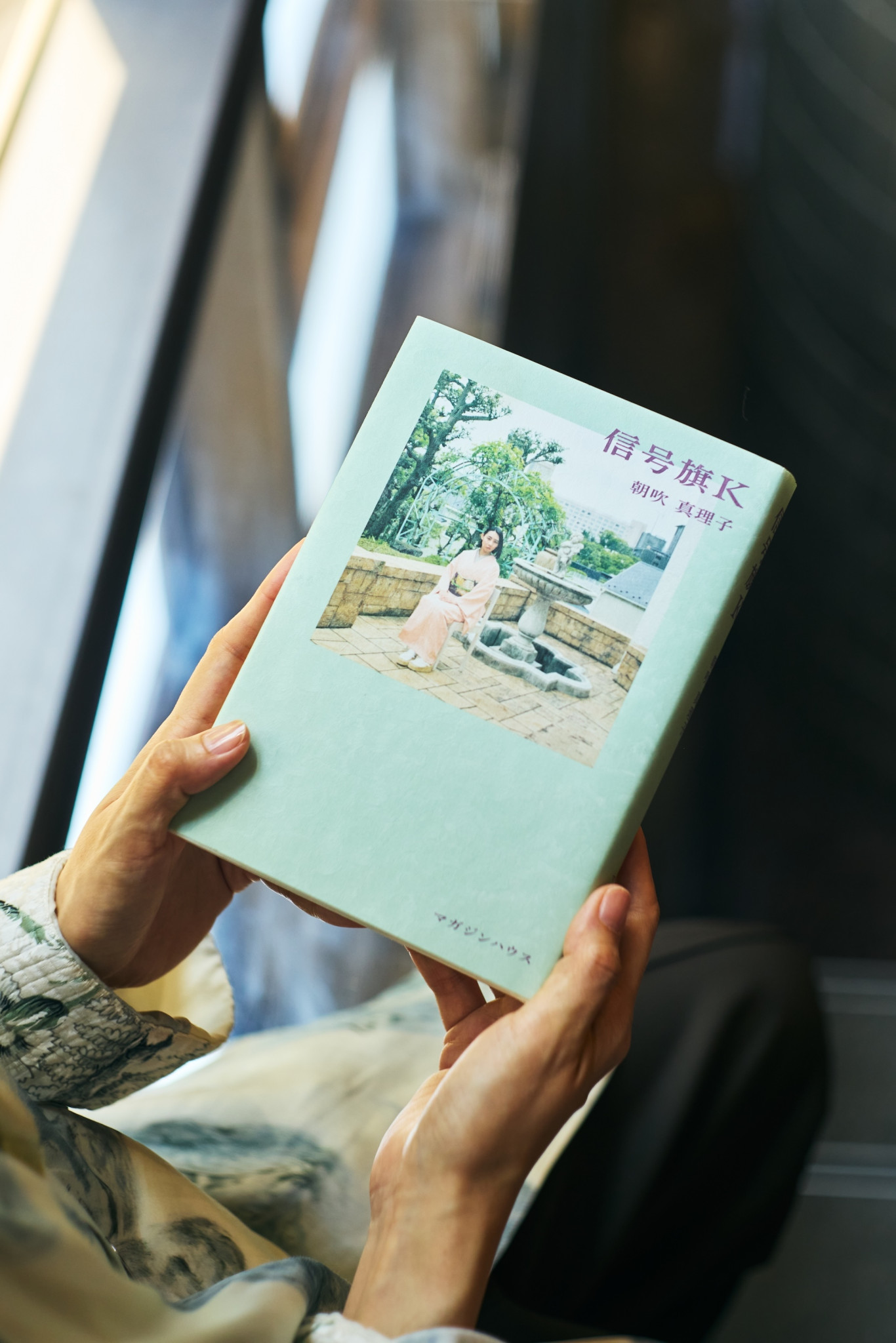 「走馬灯に出てこないような日常のささやかさに目を向け、言葉を綴り続ける」。作家・朝吹真理子さんが語る、エッセイ『信号旗K』に込めた想い。