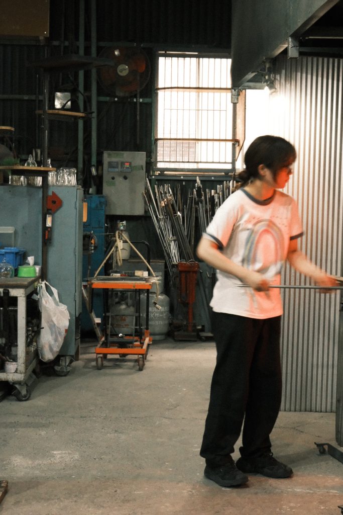 吹きガラス、繰り返しの動作と忍耐、炉前の曲芸師。写真と文：笹本菜月（ガラス作家）#1 | 制作風景｡以前、台湾・台北のギャラリー『fruit hotel taipei』を営むアンさんが工房に来て、格好よく撮ってくれた写真｡
