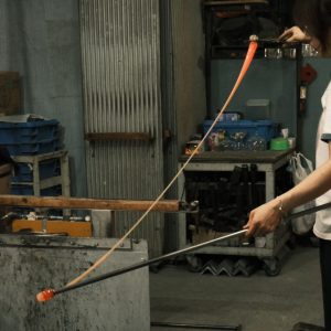 吹きガラス、繰り返しの動作と忍耐、炉前の曲芸師。写真と文：笹本菜月（ガラス作家）#1 | 熱でガラスを溶かす。