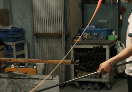 吹きガラス、繰り返しの動作と忍耐、炉前の曲芸師。写真と文：笹本菜月（ガラス作家）#1 | 熱でガラスを溶かす。