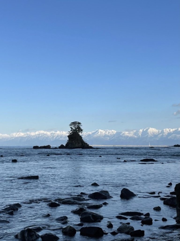 海、山、緑、大きい公園、おおらかに大の字で寝る。写真と文：笹本菜月（ガラス作家）#2 | 海越しの立山連峰を望める雨晴海岸。
