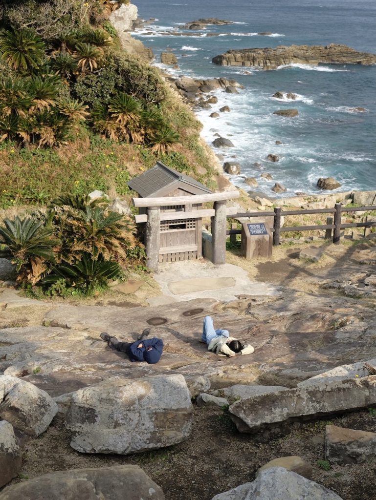 海、山、緑、大きい公園、おおらかに大の字で寝る。写真と文：笹本菜月（ガラス作家）#2