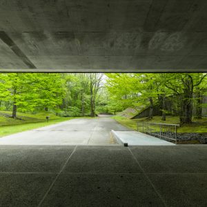 浅間山の深緑に囲まれて。「作品と深く呼吸する」をテーマに、長野・軽井沢のセゾン現代美術館がリニューアルオープン。