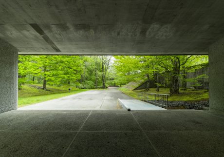 浅間山の深緑に囲まれて。「作品と深く呼吸する」をテーマに、長野・軽井沢のセゾン現代美術館がリニューアルオープン。