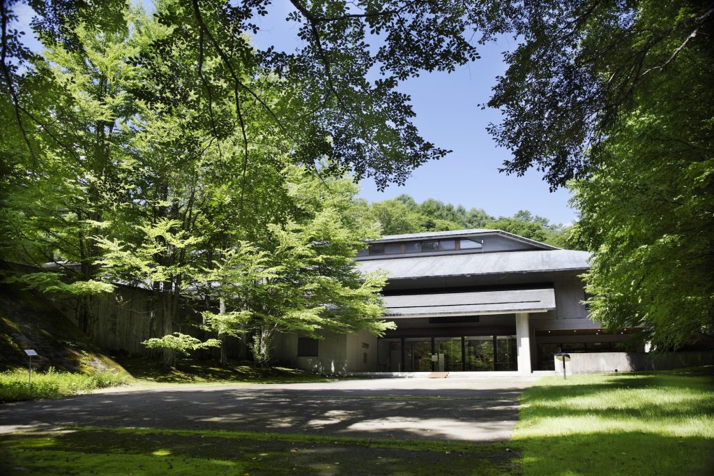 浅間山の深緑に囲まれて。「作品と深く呼吸する」をテーマに、長野・軽井沢のセゾン現代美術館がリニューアルオープン。 | 軽井沢の自然に溶け込む数寄屋造りを思わせる低層の佇まい。