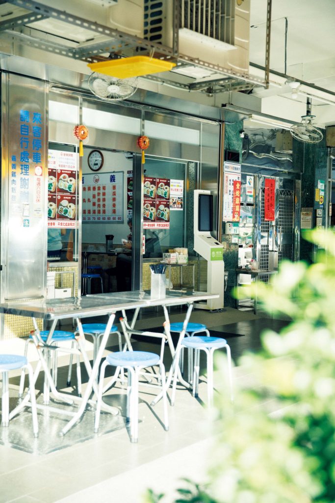 梁記雞肉飯の店舗外観 | 松江南京駅から徒歩約4分。テラス席もある。