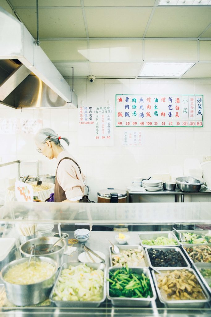 珠記大橋頭油飯の店内 | 作りたての小菜が10種ほど並ぶ。