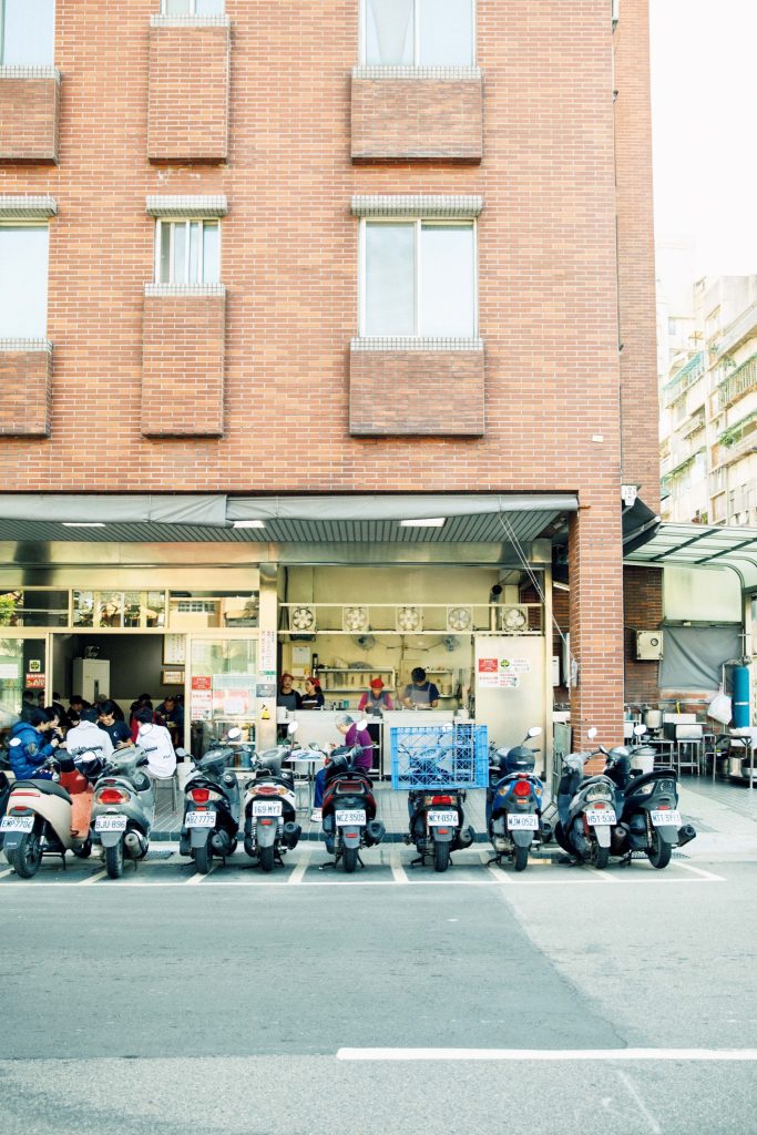 香り高い麺を気軽に。長く愛されてきた味を受け継ぐ人気店へ。 | 高校の向かい側に位置し、生徒が午後の休み時間に食べに来ることも。メニューには記載されていない3玉入りの特大サイズを頼む人が多いという。 香り高い麺を気軽に。長く愛されてきた味を受け継ぐ人気店へ。 | 高校の向かい側に位置し、生徒が午後の休み時間に食べに来ることも。メニューには記載されていない3玉入りの特大サイズを頼む人が多いという。