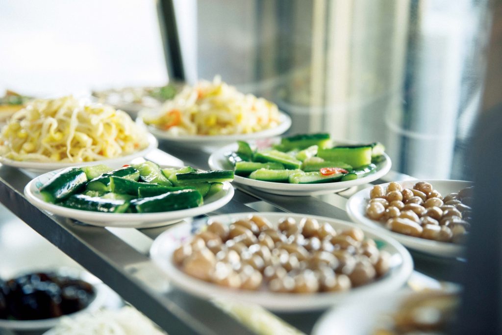 香り高い麺を気軽に。長く愛されてきた味を受け継ぐ人気店へ。 | 小菜は棚から選ぶスタイル。きゅうりの漬物や茹でピーナッツ、もやしの和えものなど9種が並ぶ。 香り高い麺を気軽に。長く愛されてきた味を受け継ぐ人気店へ。 | 小菜は棚から選ぶスタイル。きゅうりの漬物や茹でピーナッツ、もやしの和えものなど9種が並ぶ。