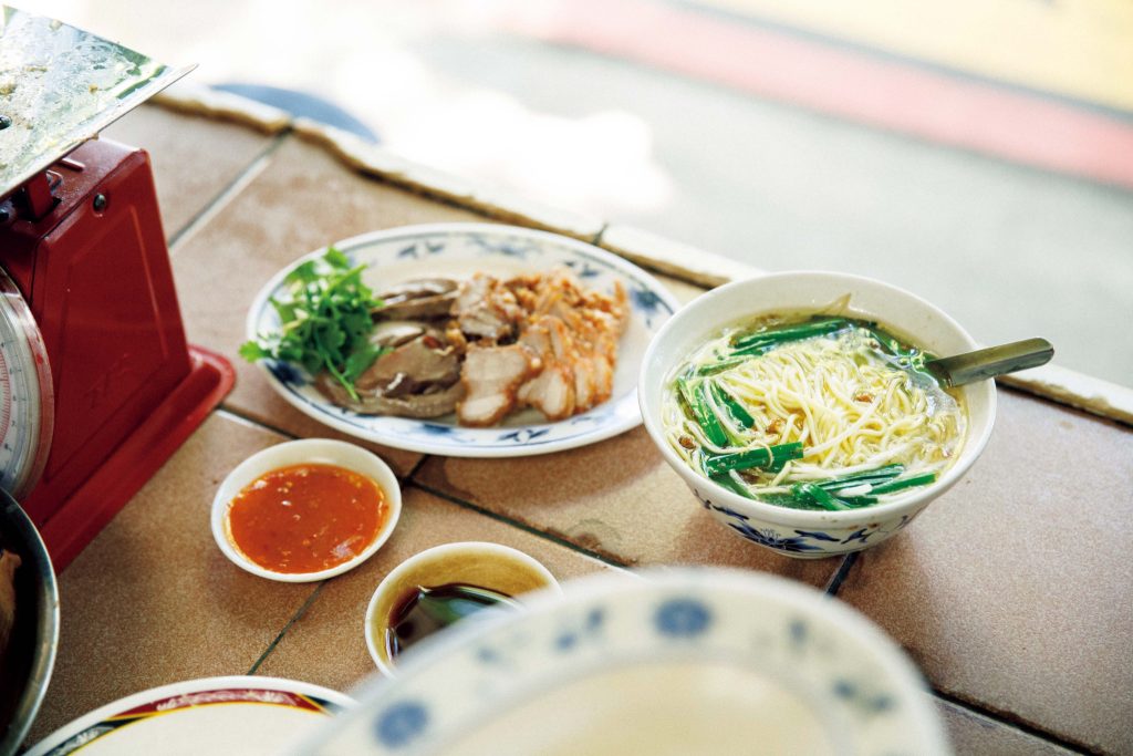香り高い麺を気軽に。長く愛されてきた味を受け継ぐ人気店へ。元の人や観光客で朝から行列が絶えない | 切仔麵(汁あり)20元。創業時の値段を守り続けている。左は豚のレバーと、豚バラ肉にさつまいもの粉をまぶして揚げた紅焼肉(ホンサオロウ)。各50元。2人以上で注文する場合は、各種一皿(100元)単位で注文。 香り高い麺を気軽に。長く愛されてきた味を受け継ぐ人気店へ。元の人や観光客で朝から行列が絶えない | 切仔麵(汁あり)20元。創業時の値段を守り続けている。左は豚のレバーと、豚バラ肉にさつまいもの粉をまぶして揚げた紅焼肉(ホンサオロウ)。各50元。2人以上で注文する場合は、各種一皿(100元)単位で注文。