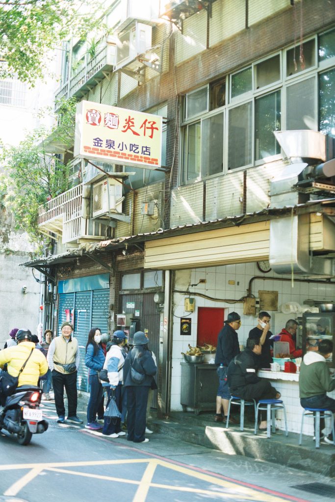 香り高い麺を気軽に。長く愛されてきた味を受け継ぐ人気店へ。切仔麵(汁あり)20元。創業時の値段を守り続けている。左は豚のレバーと、豚バラ肉にさつまいもの粉をまぶして揚げた紅焼肉(ホンサオロウ)。各50元。2人以上で注文する場合は、各種一皿(100元)単位で注文。 | 地元の人や観光客で朝から行列が絶えない。 香り高い麺を気軽に。長く愛されてきた味を受け継ぐ人気店へ。切仔麵(汁あり)20元。創業時の値段を守り続けている。左は豚のレバーと、豚バラ肉にさつまいもの粉をまぶして揚げた紅焼肉(ホンサオロウ)。各50元。2人以上で注文する場合は、各種一皿(100元)単位で注文。 | 地元の人や観光客で朝から行列が絶えない。